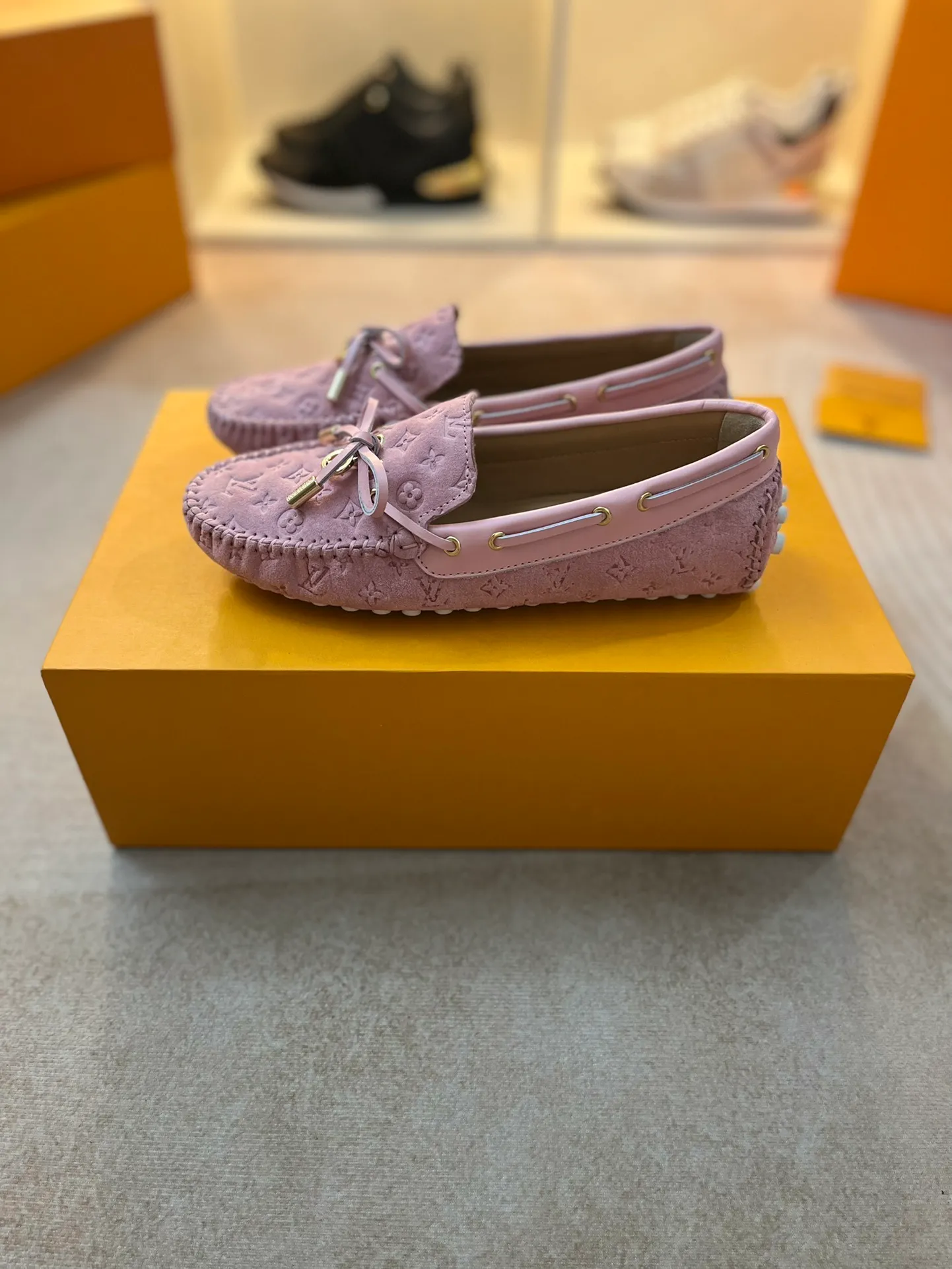 p460💰Couple model❤️🇫🇷 𝙇𝙤𝙪𝙞𝙨 𝙑𝙪𝙞𝙩𝙩𝙤𝙣 🇫🇷Louis Vuitton 2023 Classic𝓛𝓿 𝓣𝓻𝓪𝓲𝓷𝓮𝓻 Sports Series ➪➪➪¯ [Arizona Doudou Shoes Series] ▪️▪️▪️Arizona slip-on shoes are made of Monogram Eclipse canvas. Its hand-painted and dyed edges and hand-sewn uppers fully demonstrate Louis Vuitton's traditional shoemaking craftsmanship. This slip-on shoe is very lightweight. The integrated tongue and upper make it particularly comfortable and flexible. The soft outsole is equipped with rubber padding. Decorated with matching sash. Detailed features: ☑️Monogram Eclipse canvas ☑️Black Eclipse pattern ☑️Hand-painted shoe edges ☑️Hand-sewn uppers (each pair takes time to process) ☑️Integrated tongue and upper construction ☑️Outsole equipped with rubber lining ☑️size: 35_46
